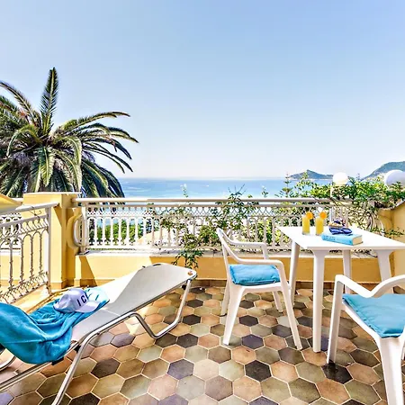 Flora House Corfu アパートホテル 3*