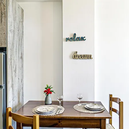 Flora House Corfu アパートホテル